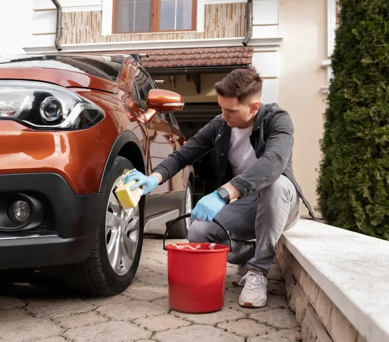 Lavage auto à domicile Guérin : professionnel intervenant sur un véhicule
